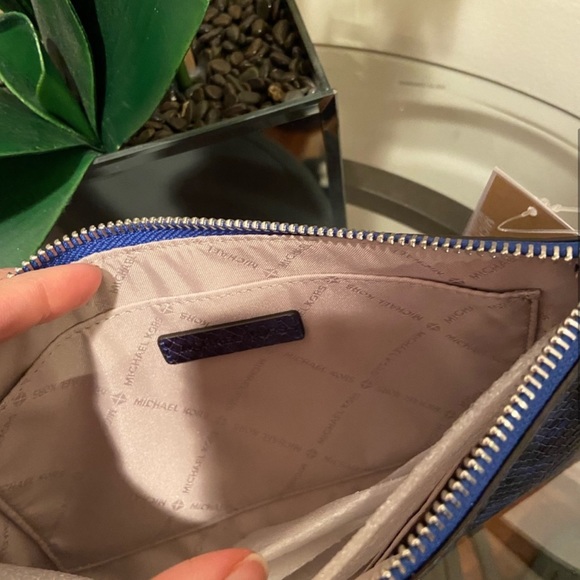 MICHAEL KORS ELECTRIC BLUE LEATHER JET SET LG ZIP CLUTCH WRISTLET NWT - Picture 4 of 7